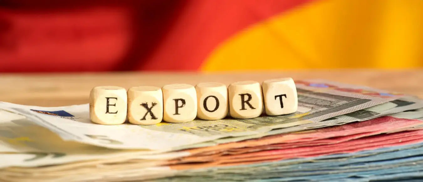 Würfel auf einer Zeitung mit Buchstaben darauf, die das Wort Export ergeben