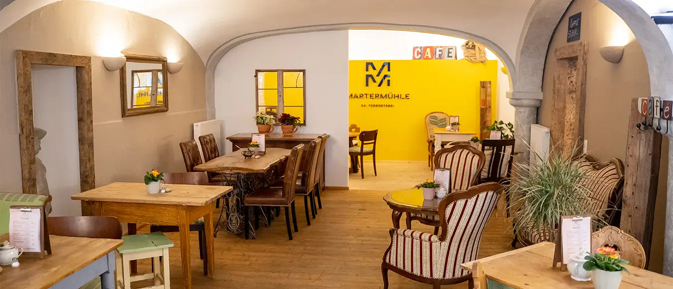 Die Innenansicht des Café's der Kaffeerösterei Martermühle in Aßling