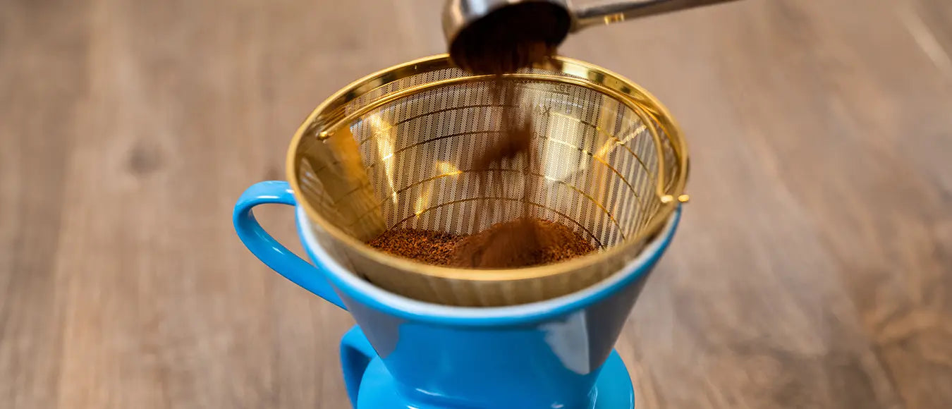 Gemahlener Kaffee wird in einen Goldfilter der Kaffeerösterei Martermühle gefüllt