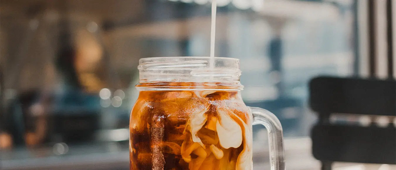 Nahaufnahme der Zubereitung eines Cold Brew Kaffees der Kaffeerösterei Martermühle