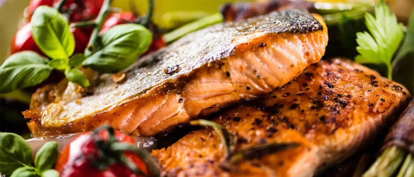 Gegrillter Lachs mit Feldsalat und Petersilie mit Kaffee-Marinade