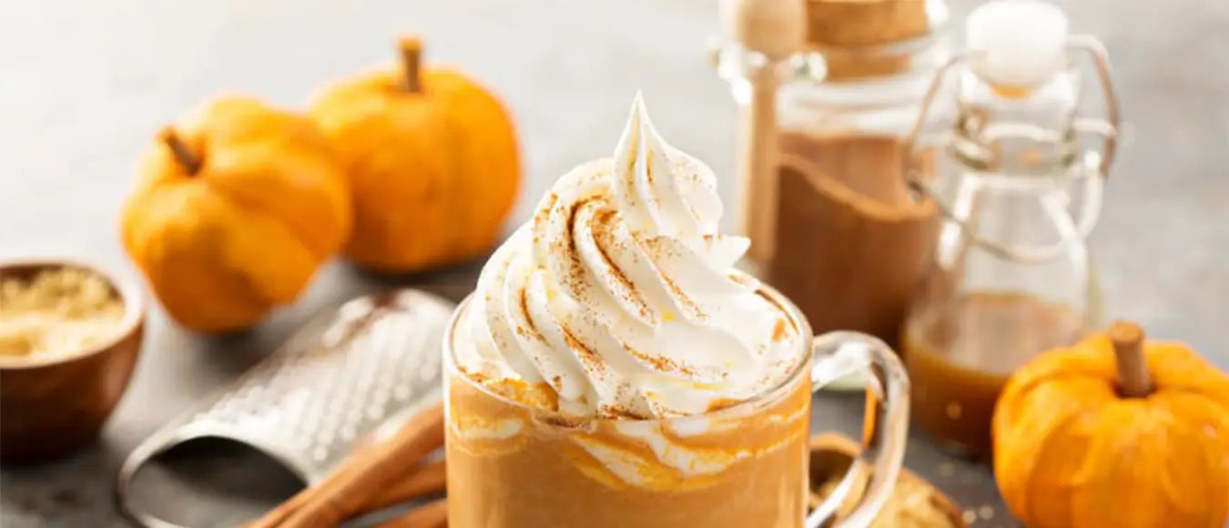 Kaffee mit eine Haube Schlagsahne in einem herbstlichen Setting