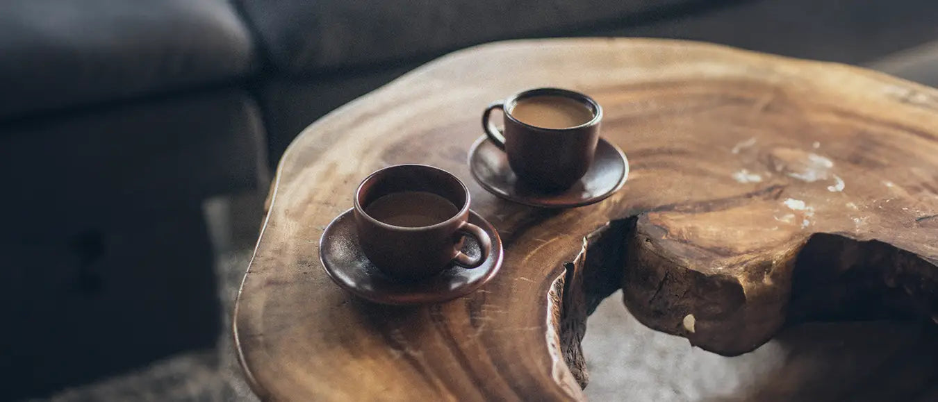 Zwei Tassen Kaffee der Kaffeerösterei Martermühle auf einem rustikalen Holztisch