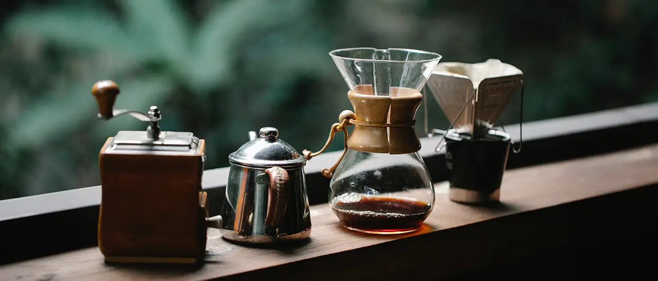 Eine Kaffeemühle, Wasserkanne, Chemex und Filter der Kaffeerösterei Martermühle