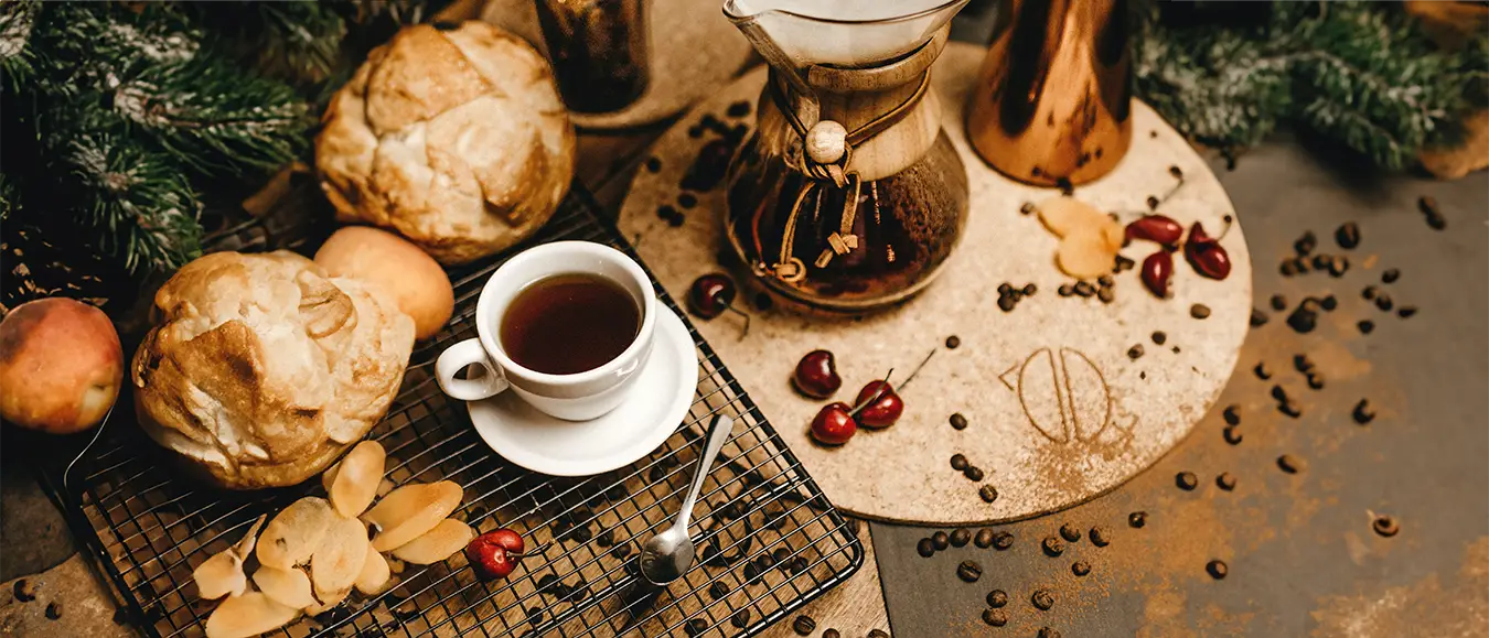 Ein herbstliches Ensemble mit Kirschen, Gebäck und frisch gebrühtem Kaffee der Kaffeerösterei Martermühle