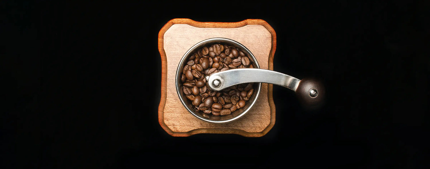 Topansicht einer Kaffeemühle mit frisch gerösteten Kaffeebohnen der Kaffeerösterei Martermühle