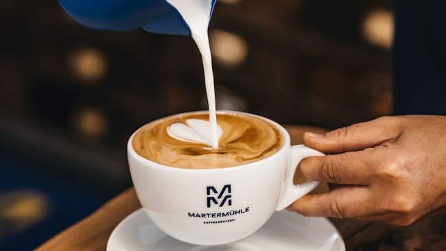 Eine Cappuccino Tasse der Kaffeerösterei Martermühle mit Latte Art