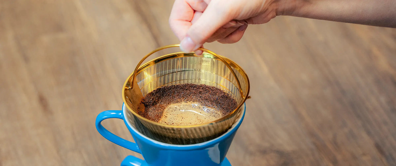 Das Bild eines Kaffeefilters mit Goldbeschichtung aus der Kaffeerösterei Martermühle