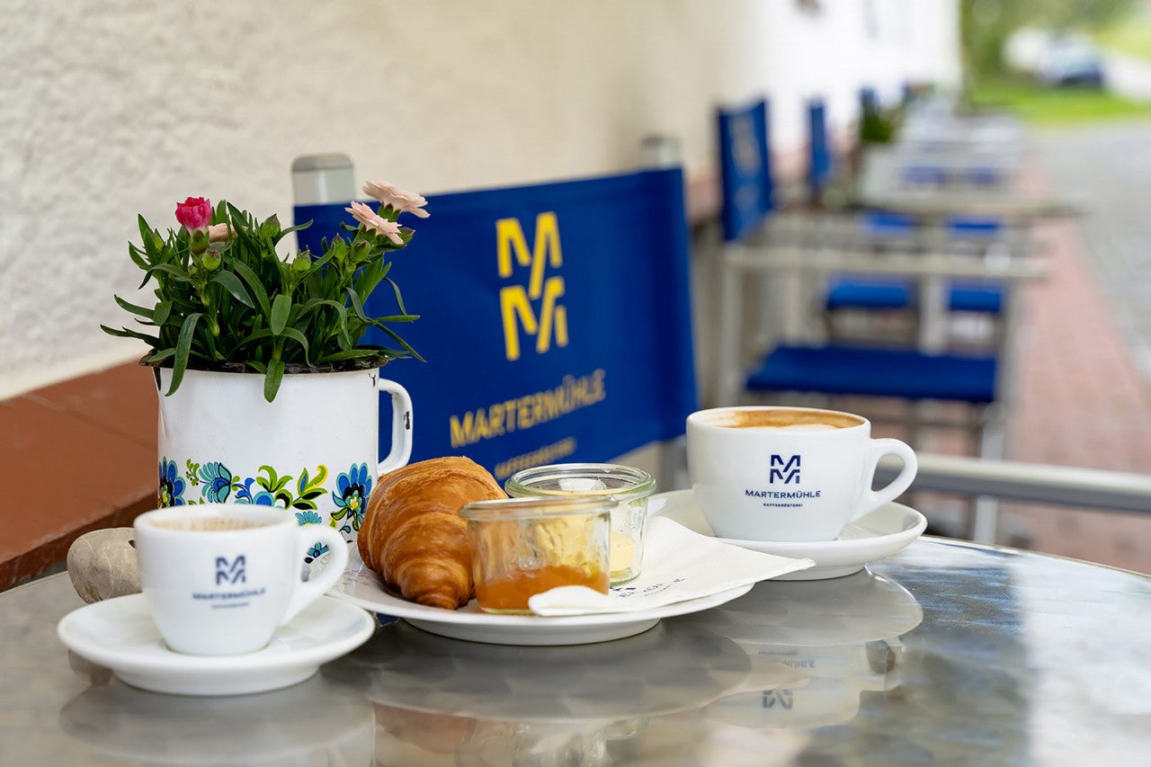 Ein Frühstück im Café der Kaffeerösterei Martermühle mit Croissant, Cappuccino und Espresso