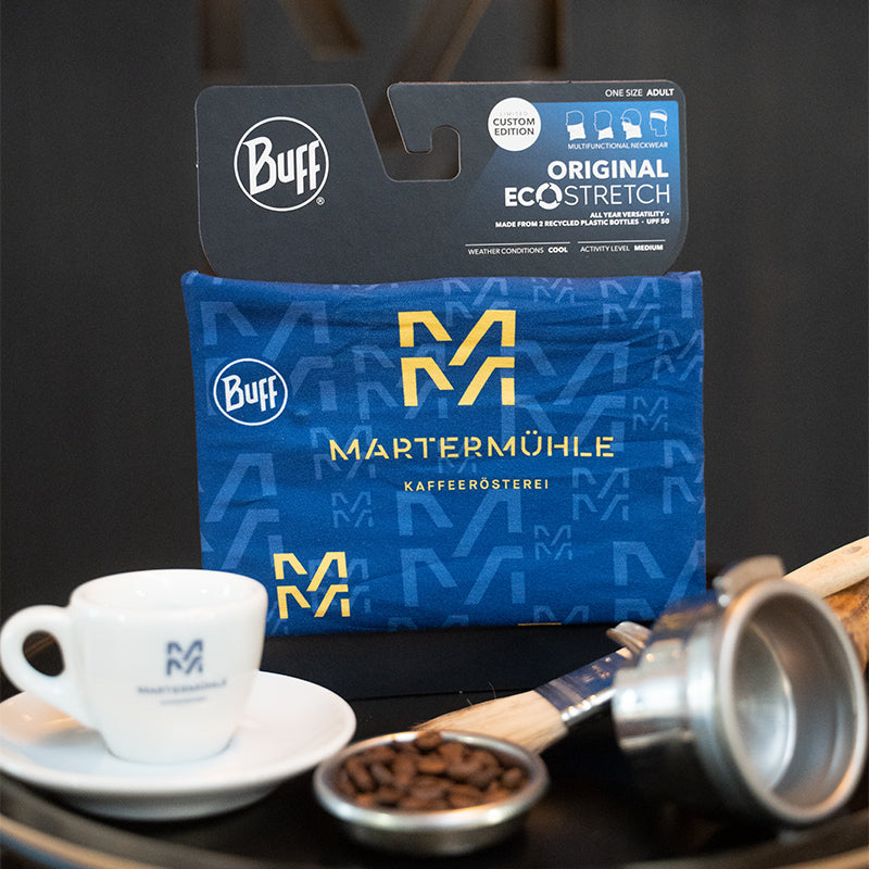 Martermühle Buff auf schwarzem Hintergrund mit Espressotasse.