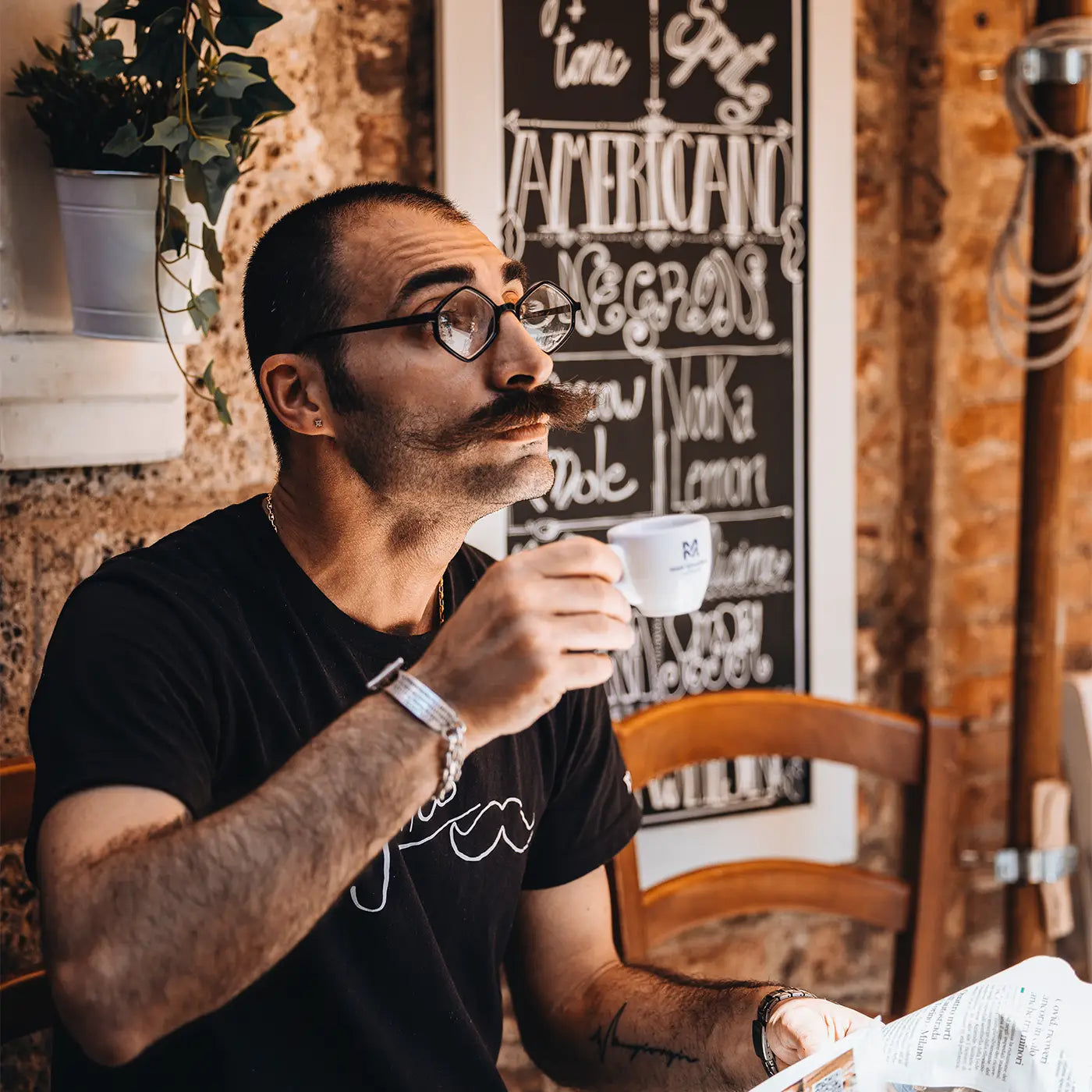 Ein Italiener in gemütlicher Café Atmosphäre mit einer Espressotasse der Kaffeerösterei Martermühle.