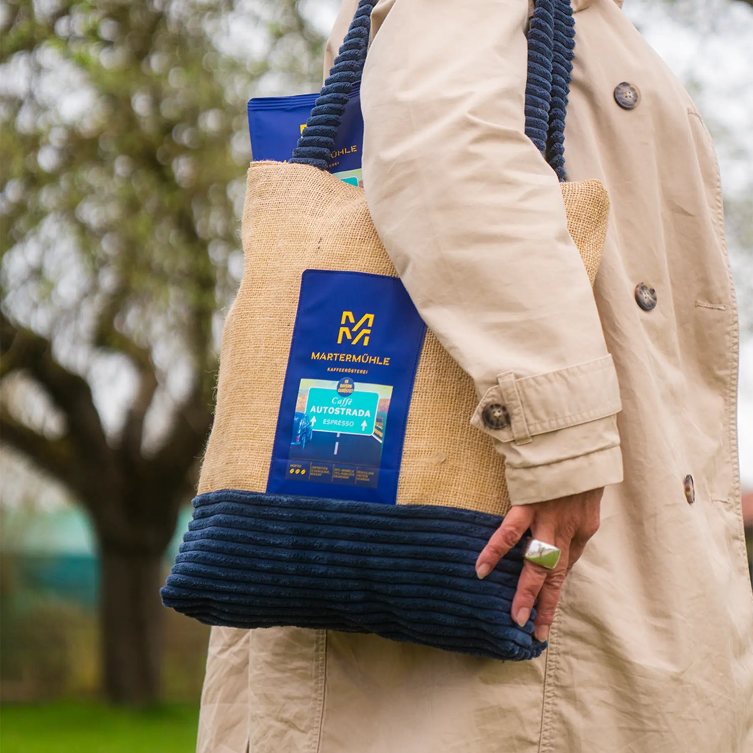 Handgenähte Tasche aus einem Kaffeesack mit einer Packung Espresso Autostrada auf der Front.