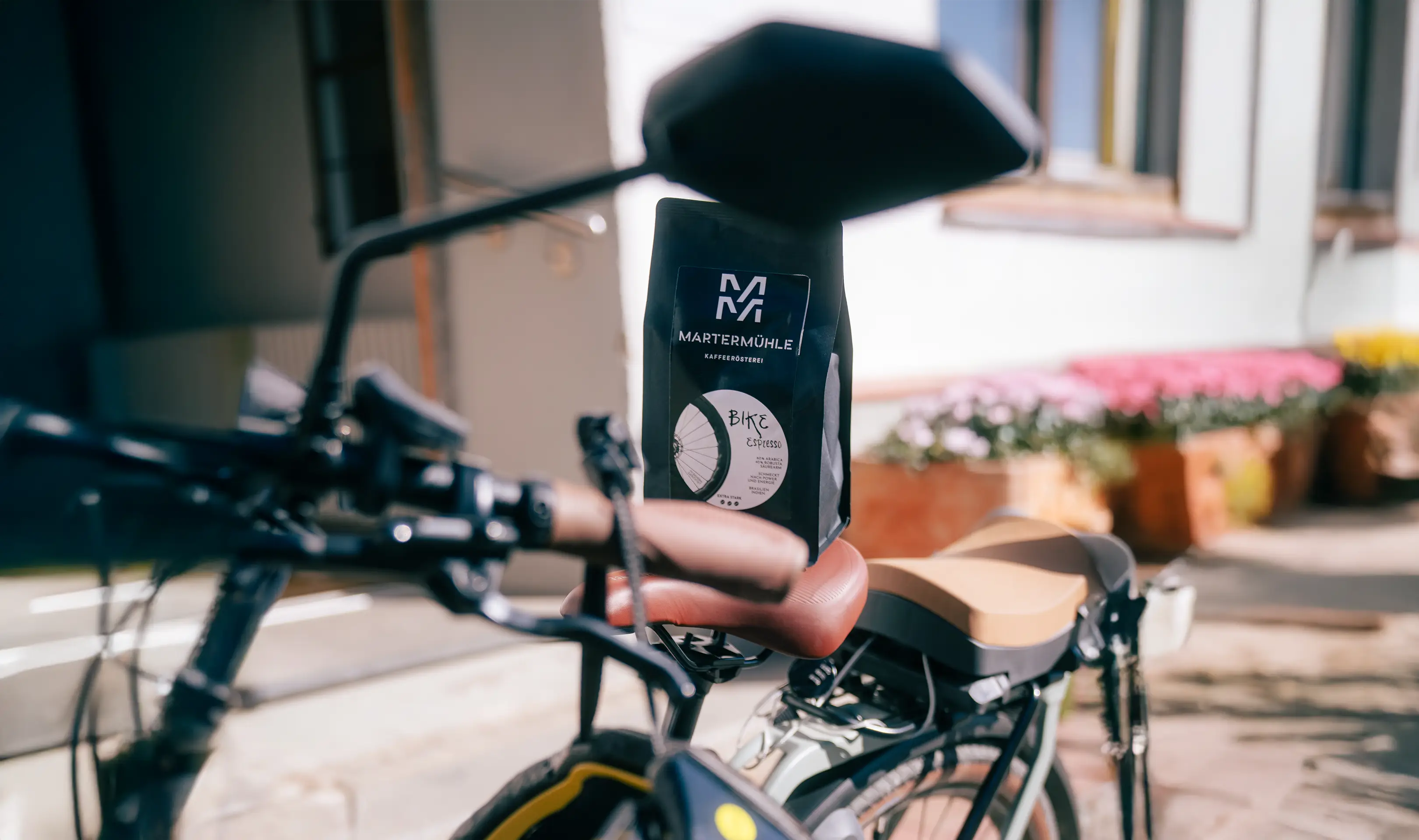 Bike Espresso Packung auf einem Fahrradsitz.