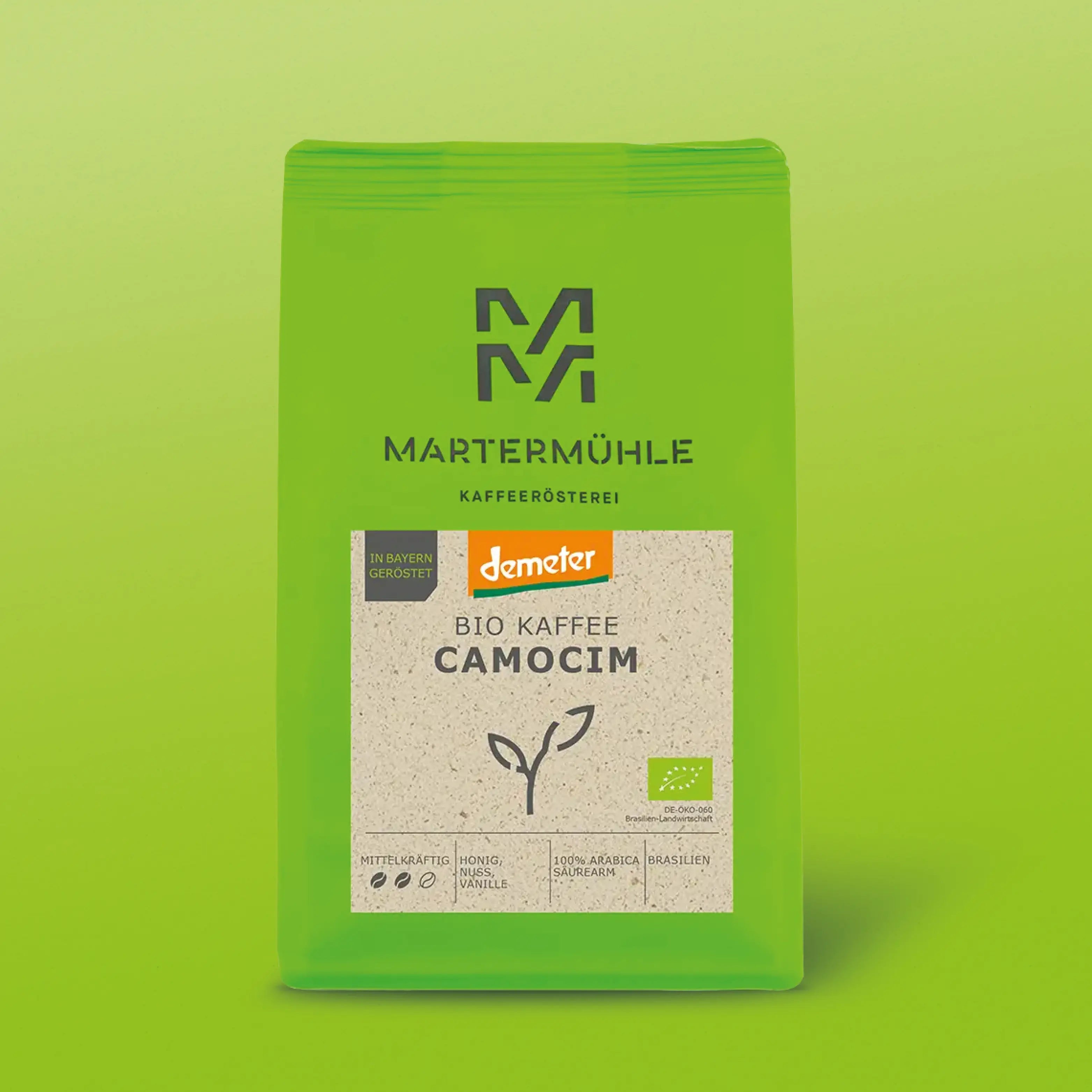 Packung Bio Kaffee demeter Camocim mit grünem Hintergrund.
