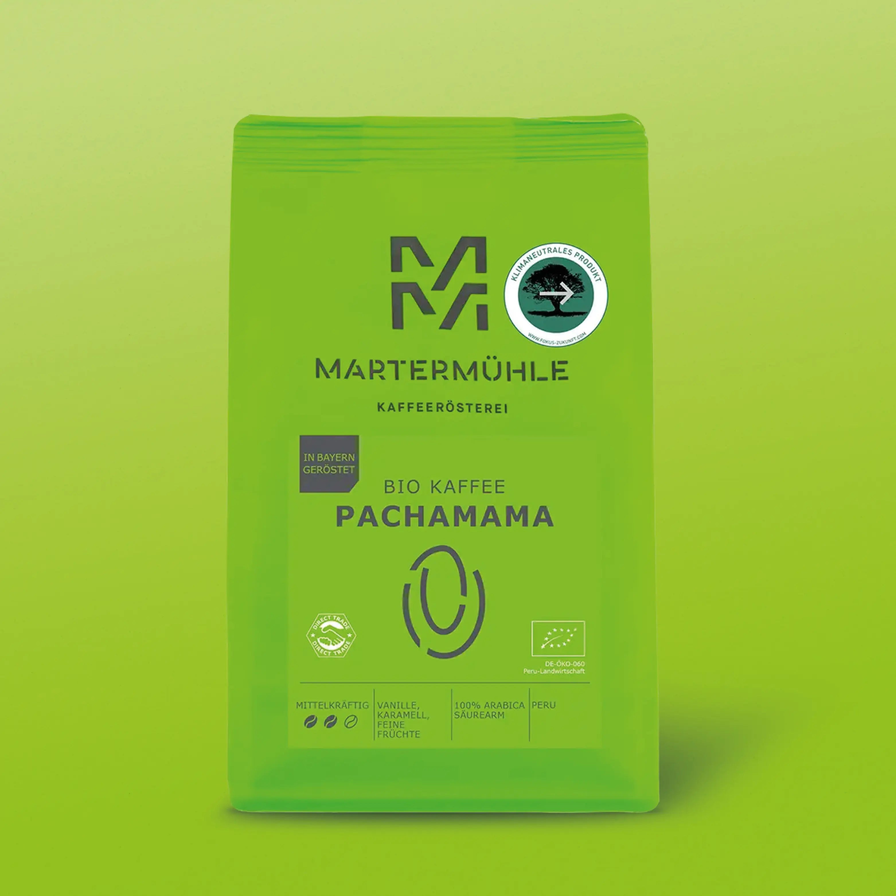 Packung Bio Kaffee PachaMama mit grünem Hintergrund.