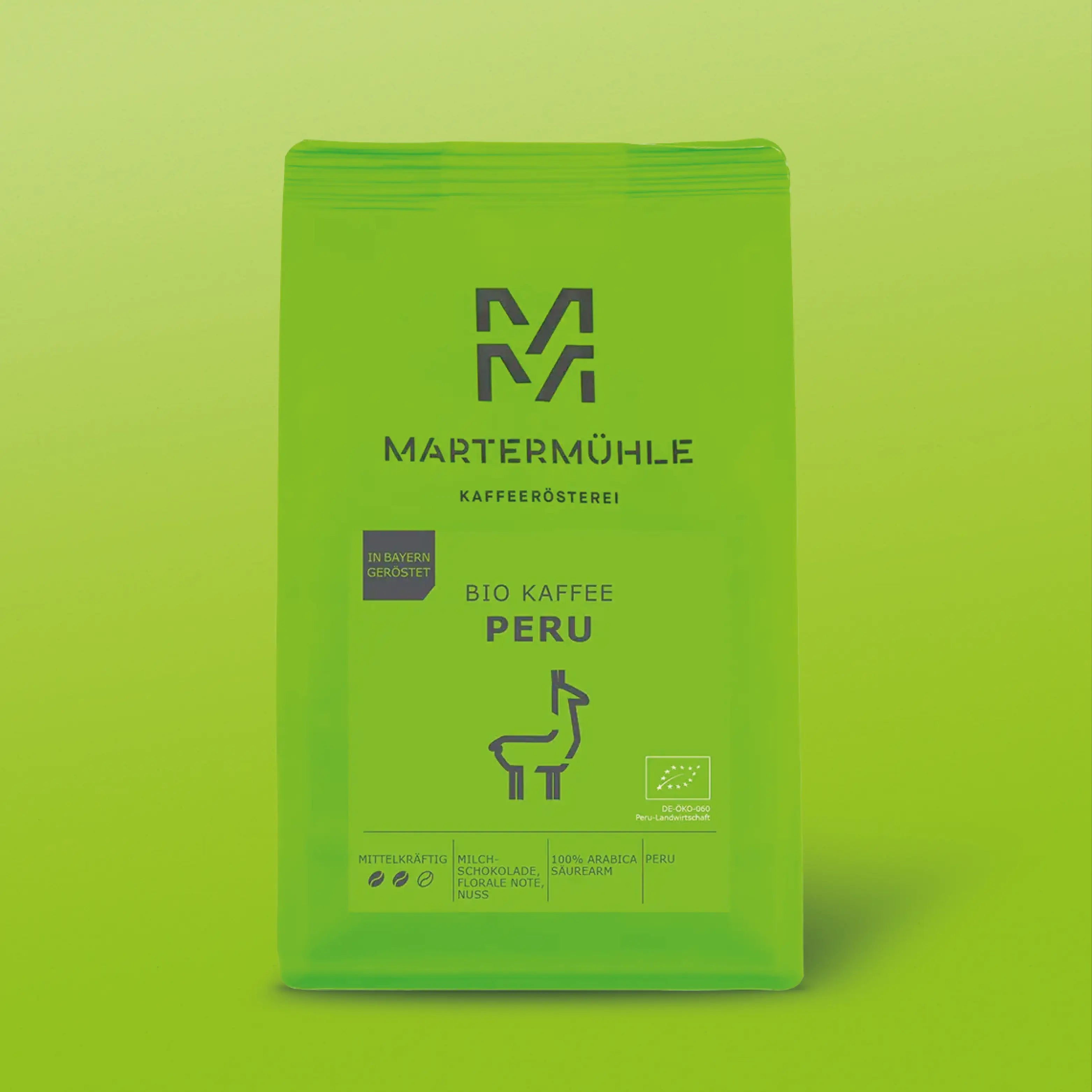Packung Bio Kaffee Peru mit grünem Hintergrund.