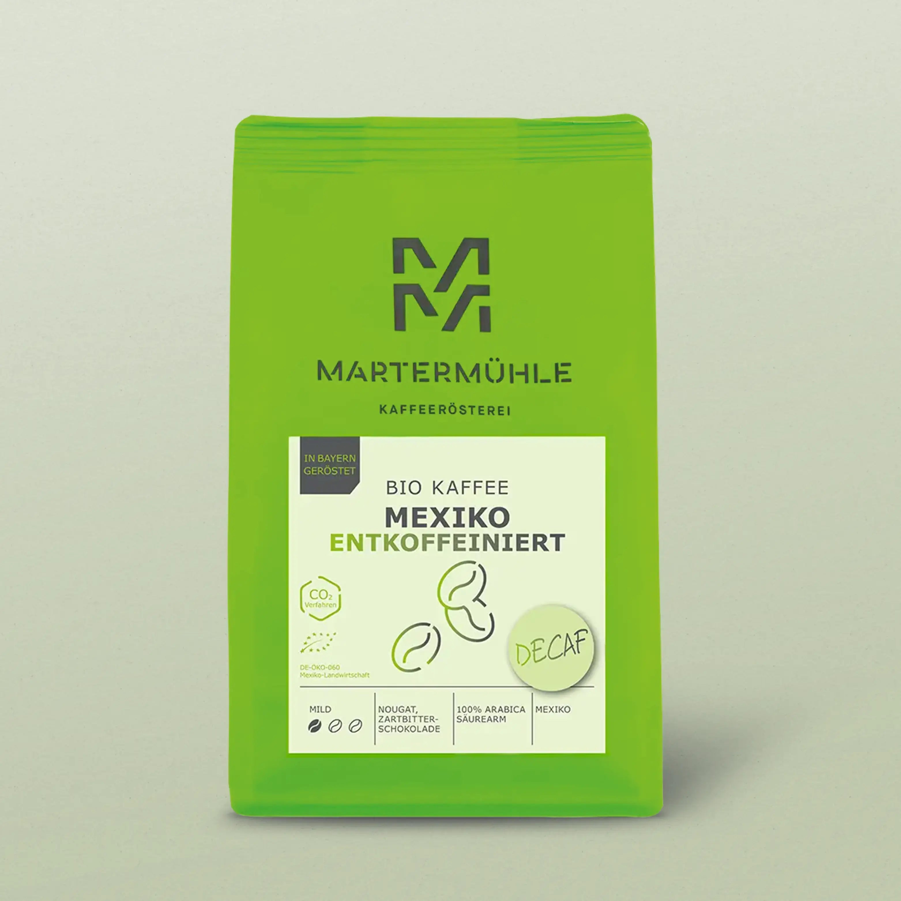 Packung Bio Kaffee Mexiko entkoffeiniert auf hellgrünem Hintergrund.