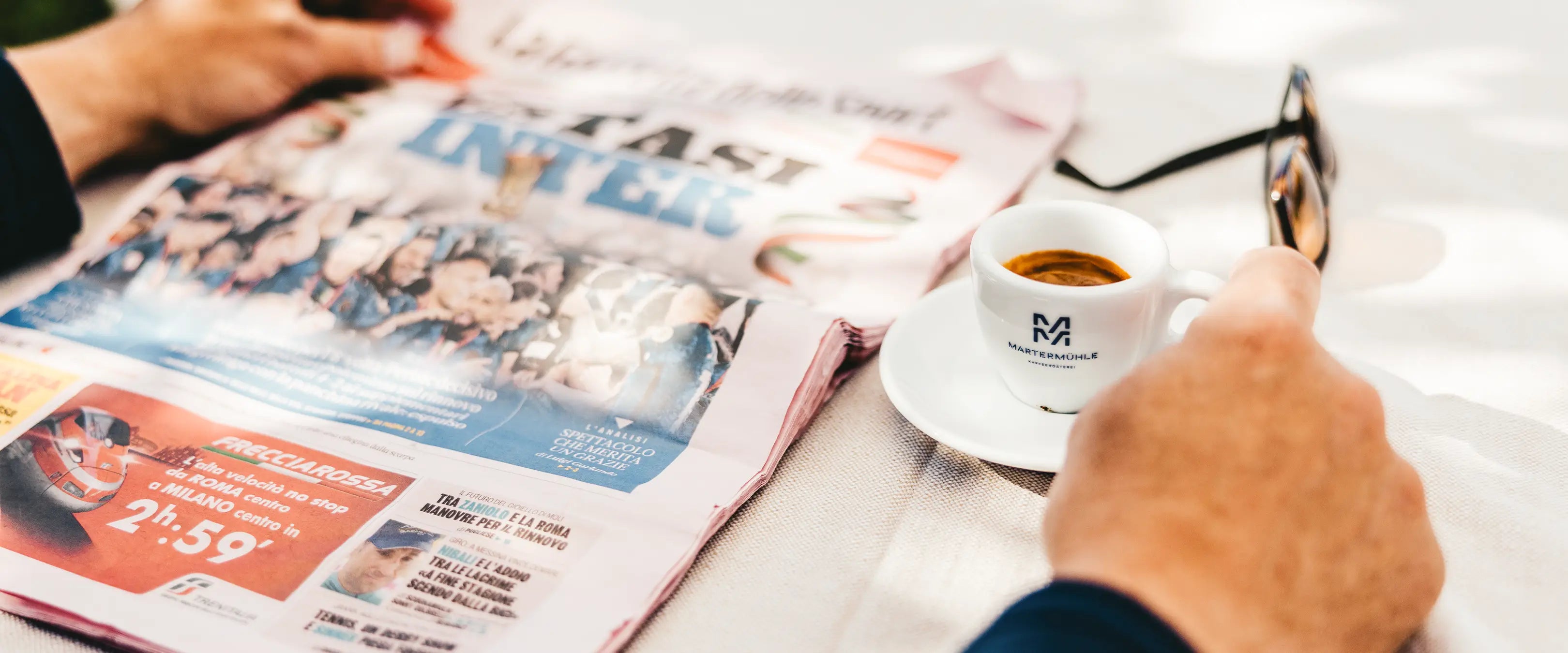 Martermühle Espressotasse auf einem Tisch in Italien mit einer Zeitung.