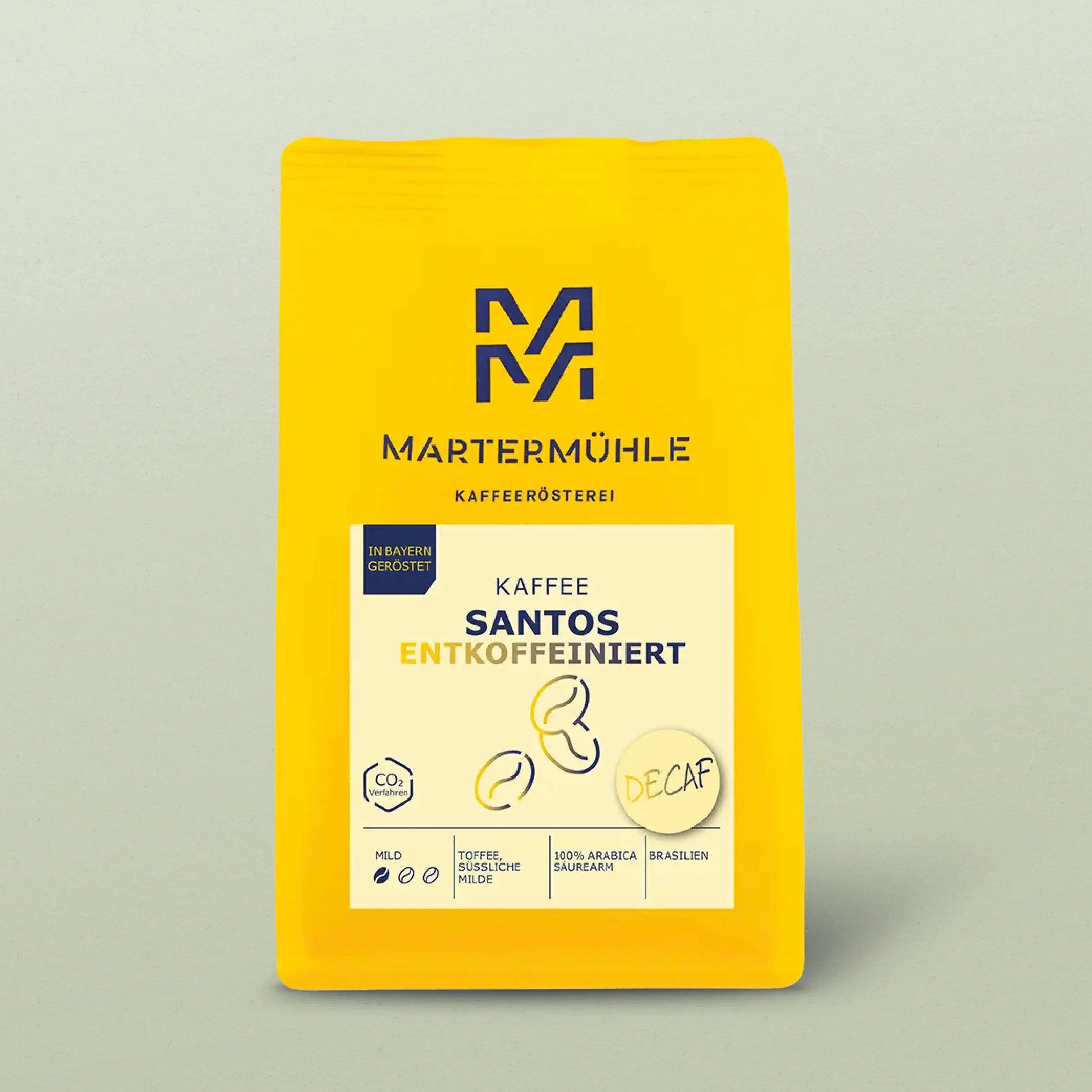 Packung Kaffee Santos entkoffeiniert auf hellgrünem Hintergrund.