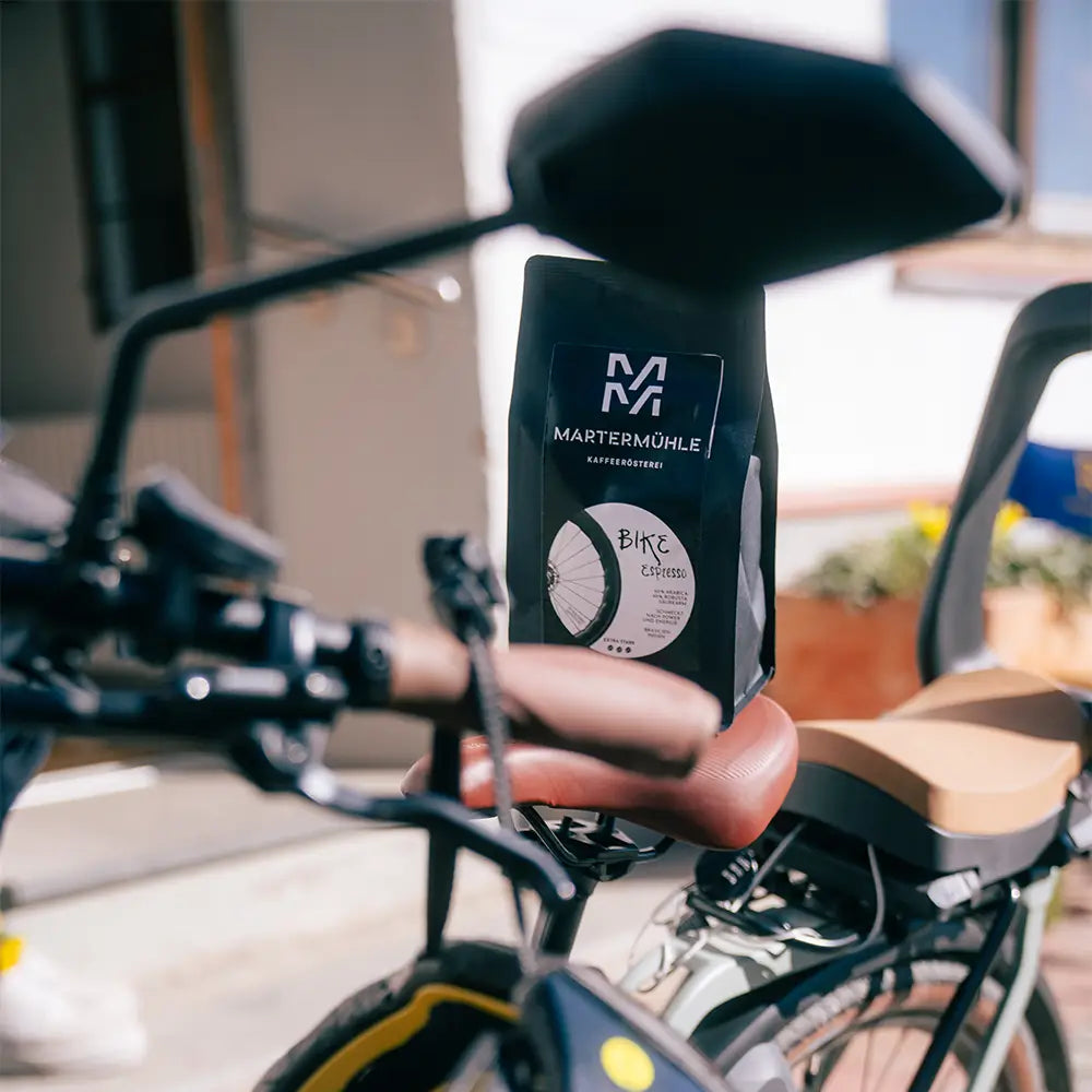 Eine Packung Bike Espresso die auf dem Sitz eines Fahrrads steht.