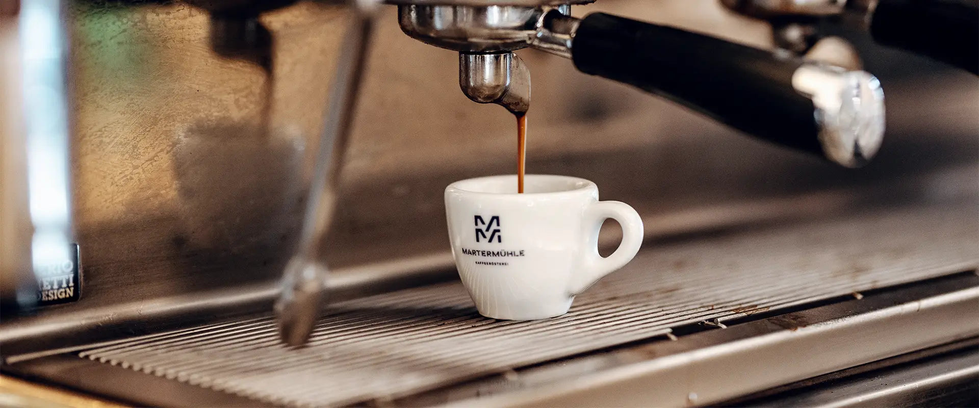 Eine Espressotasse in die Martermühle Espresso läuft.