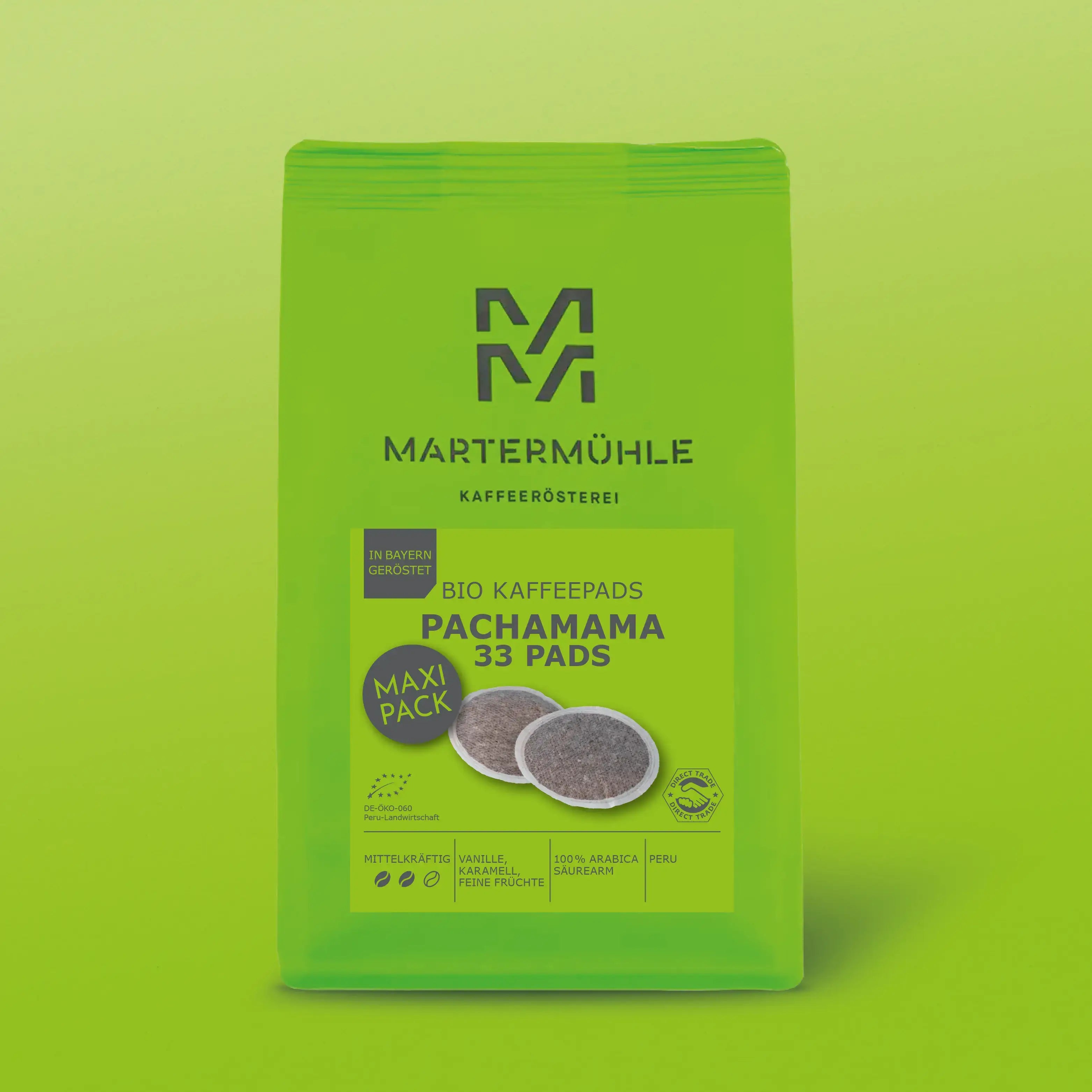 Kaffeepads Bio Kaffee PachaMama Packung vor grünem Hintergrund.