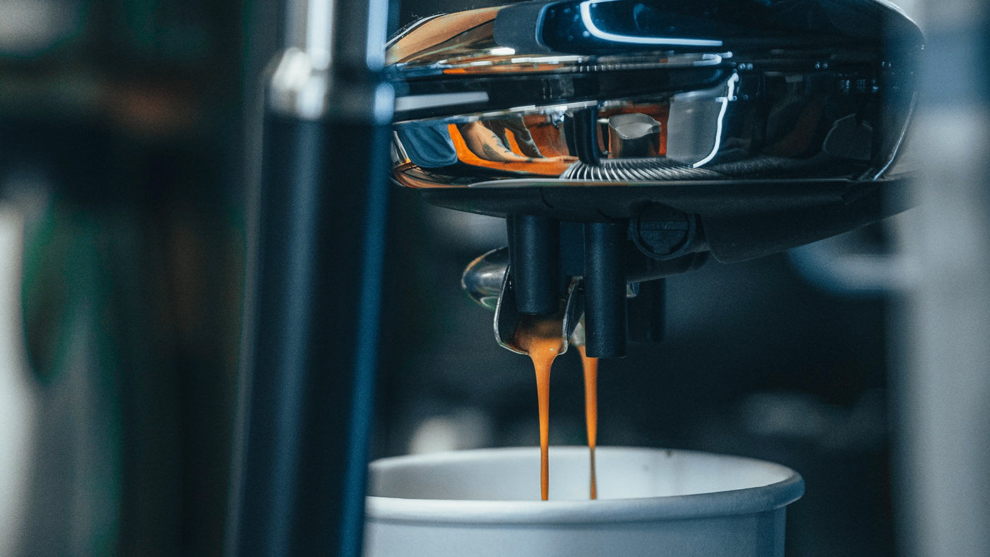Kaffeevollautomat au dem cremiger Kaffee läuft.