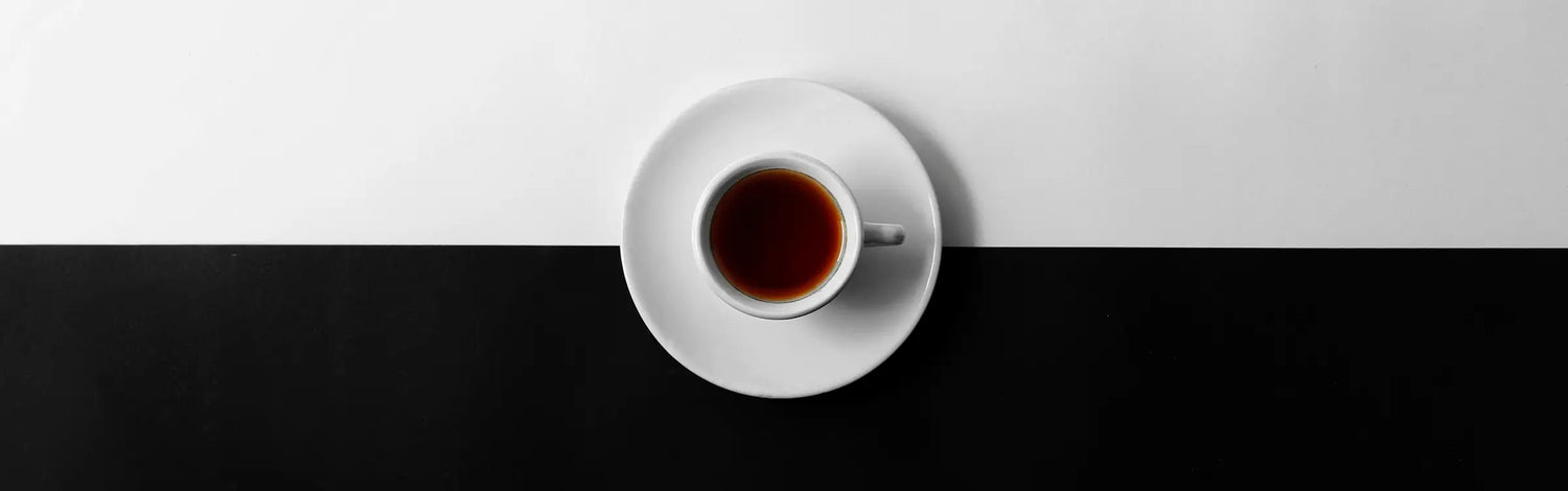 Eine Kaffeetasse der Kaffeerösterei Martermühle von oben auf schwarz-weißem Hintergrund