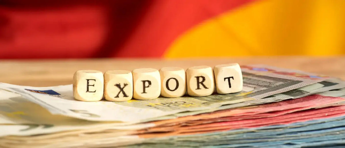 Würfel auf einer Zeitung mit Buchstaben darauf, die das Wort Export ergeben