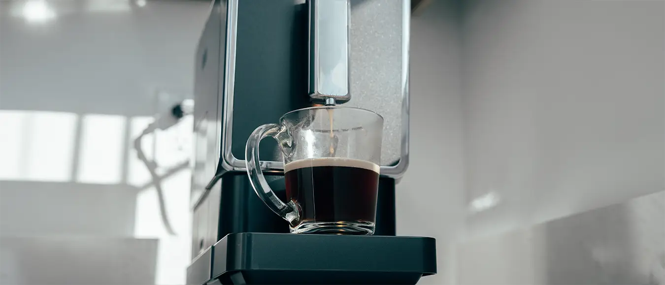 Eine Tasse Kaffee der Kaffeerösterei Martermühle an einem Kaffeevollautomaten