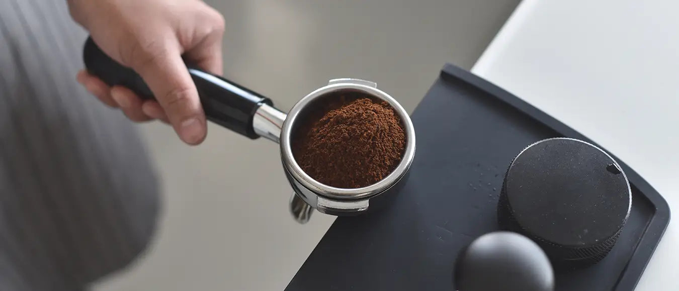 Ein Siebträger mit frisch gemahlenen Espresso der Kaffeerösterei Martermühle an einer Tamperstation