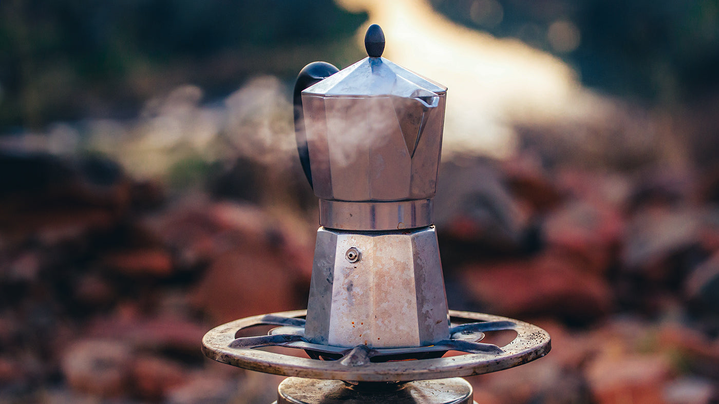 Ein dampfender Espressokocher der Kaffeerösterei Martermühle auf einem Outdoor Gaskocher