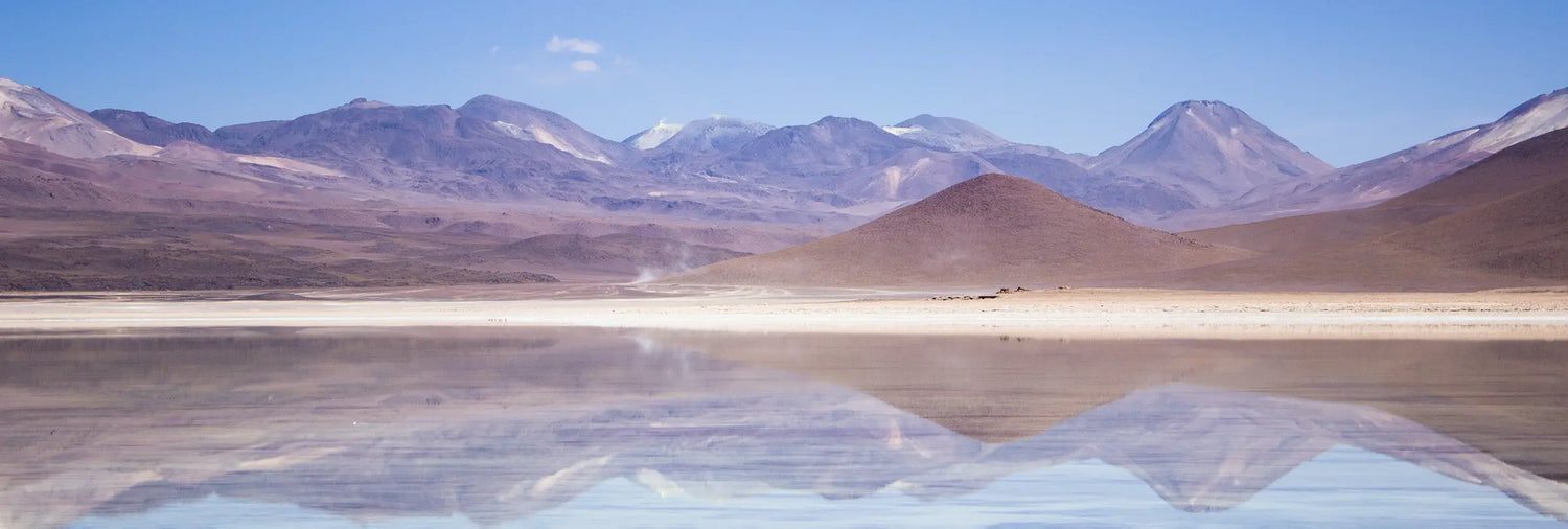 Eine entfernte Bergkette und ein See in Bolivien.