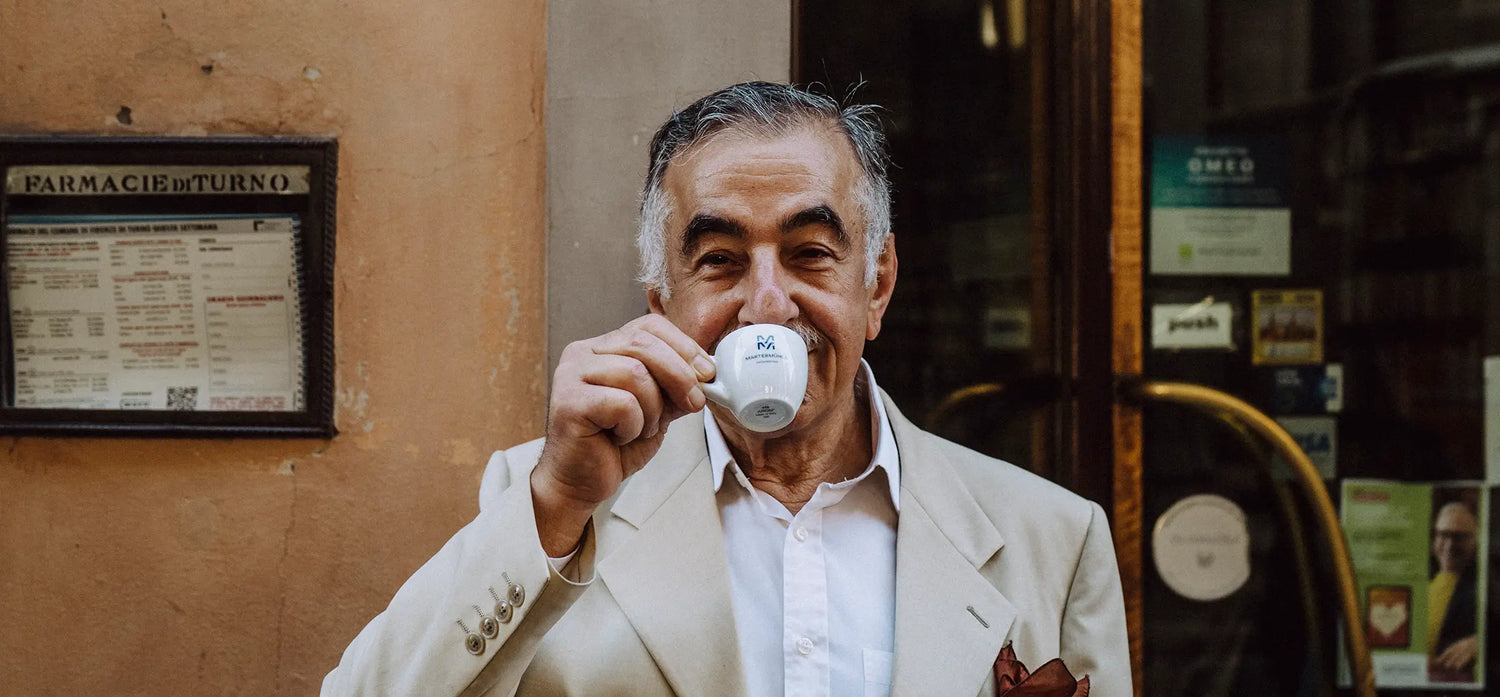 Ein italienischer Mann mittleren Alters der eine Espressotasse der Kaffeerösterei Martermühle zum Mund führt.