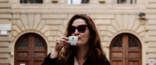 Eine Espressotüte der Kaffeerösterei Martermühle auf einer Steinmauer in Italien
