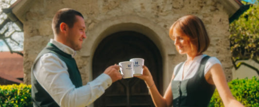 Eine junge blonde Frau hält eine gelbe Tüte der Kaffeerösterei Martermühle nach oben.