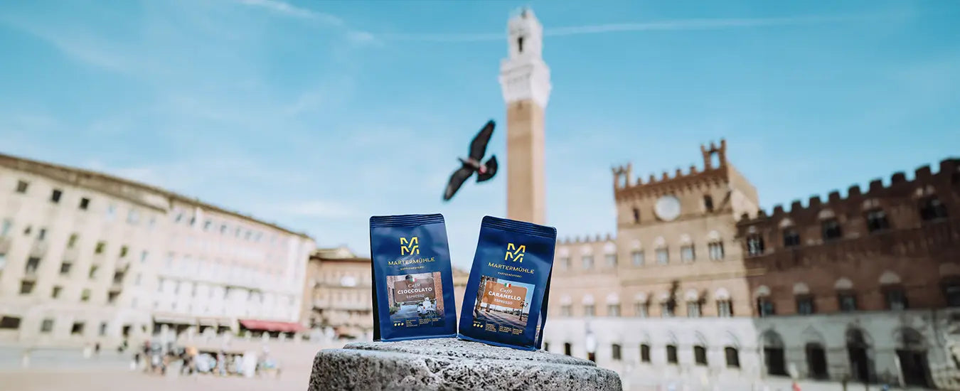 Zwei Tüten Espresso der Kaffeerösterei Martermühle in der Mitte eines Platzes einer italienischen Stadt