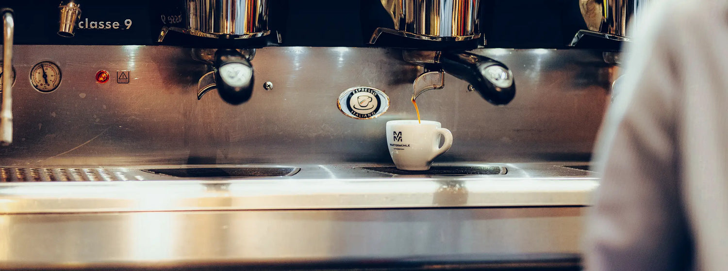 Eine Rancilio Classe 9 Siebträgermaschine mit einer Espresso Tasse der Kaffeerösterei Martermühle