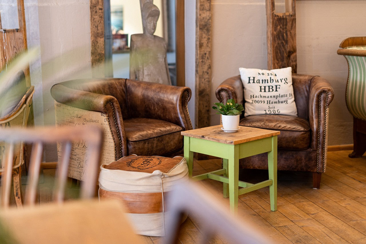 Rustikale Möbel aus Leder und Kaffeesäcken im Café der Kaffeerösterei in Aßling
