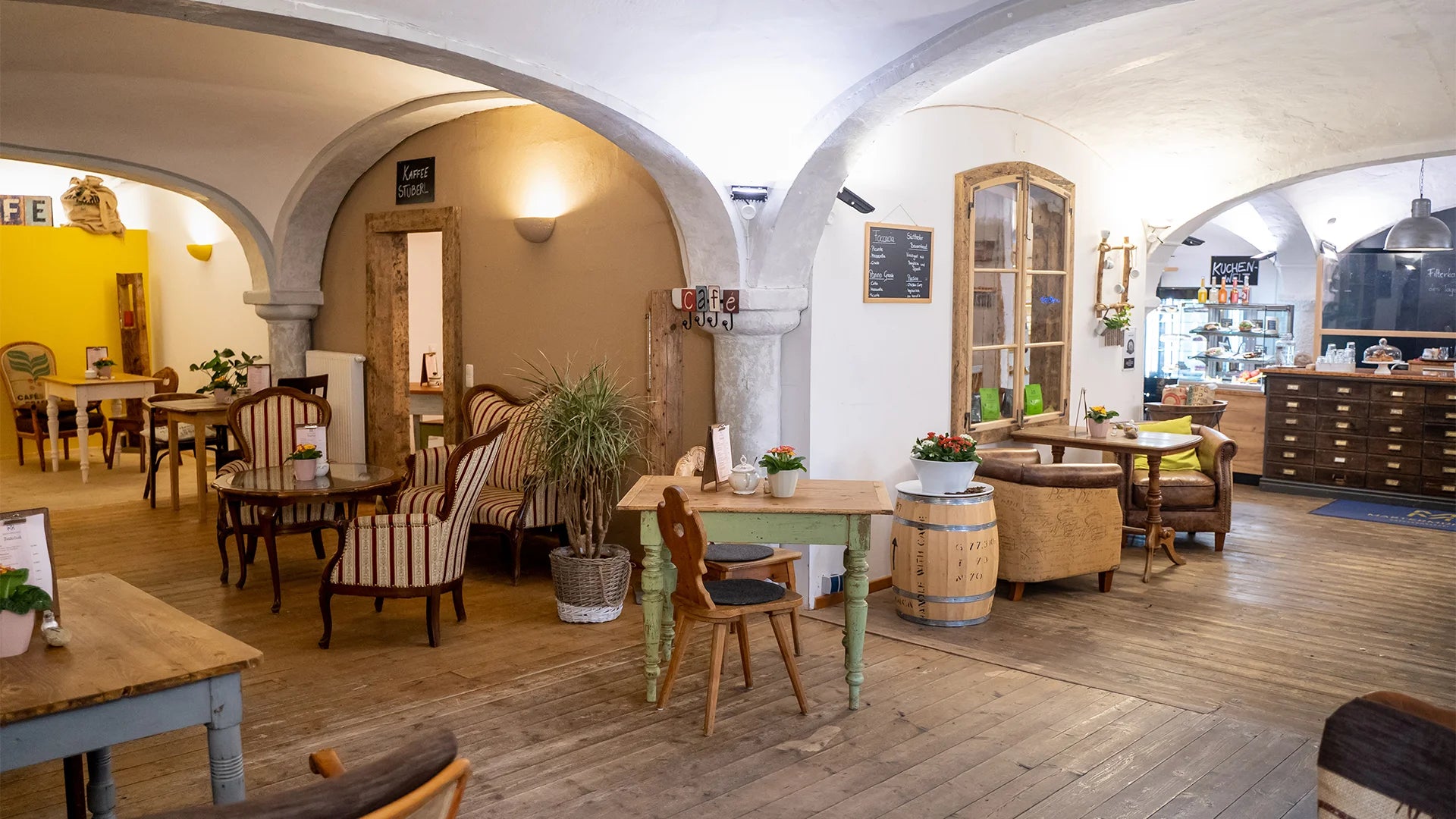 Innenansicht des Café Martermühle in Aßling mit vielen Holzmöbeln