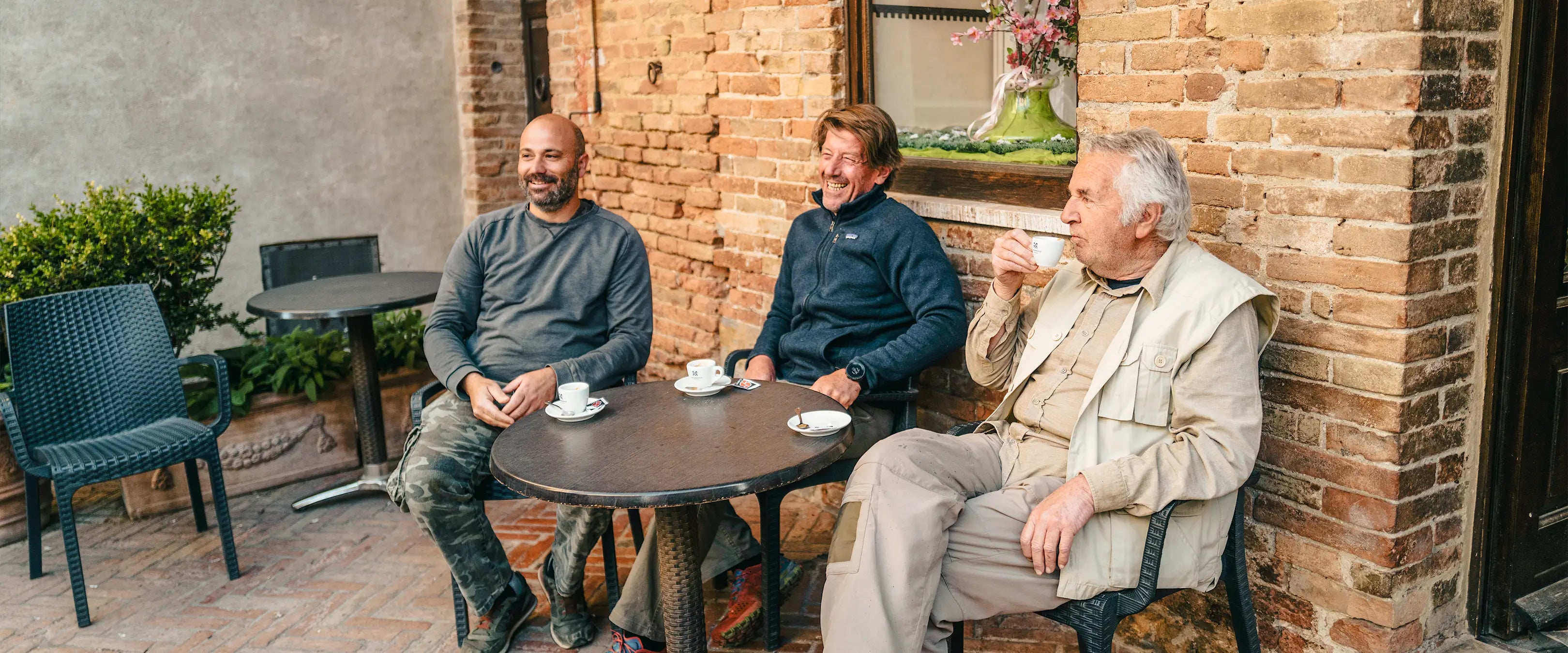 Drei Herren in einem Café in Italien, die Martermühle Espresso trinken.