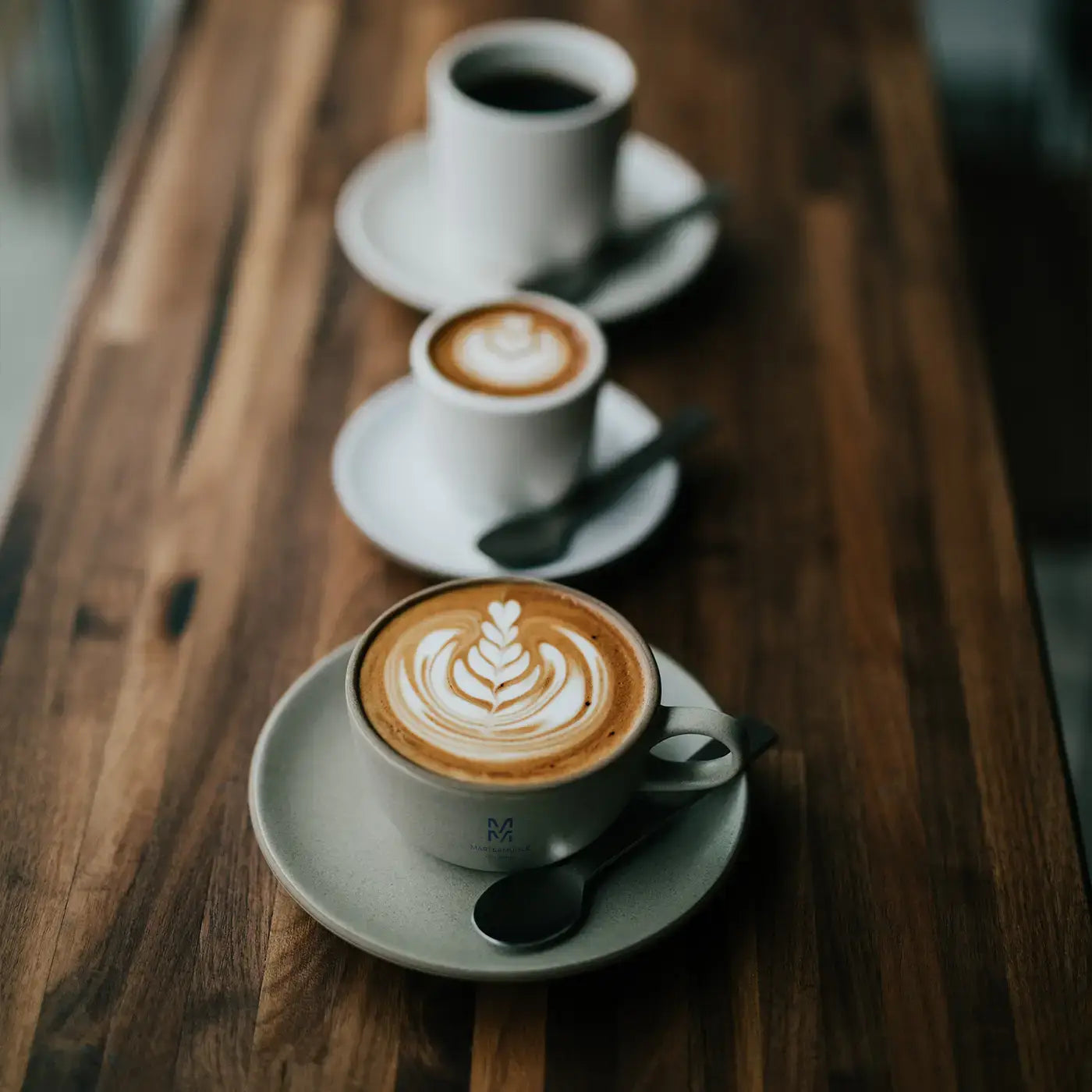 Entkoffeinierter Cappuccino in der Tasse mit Latte Art