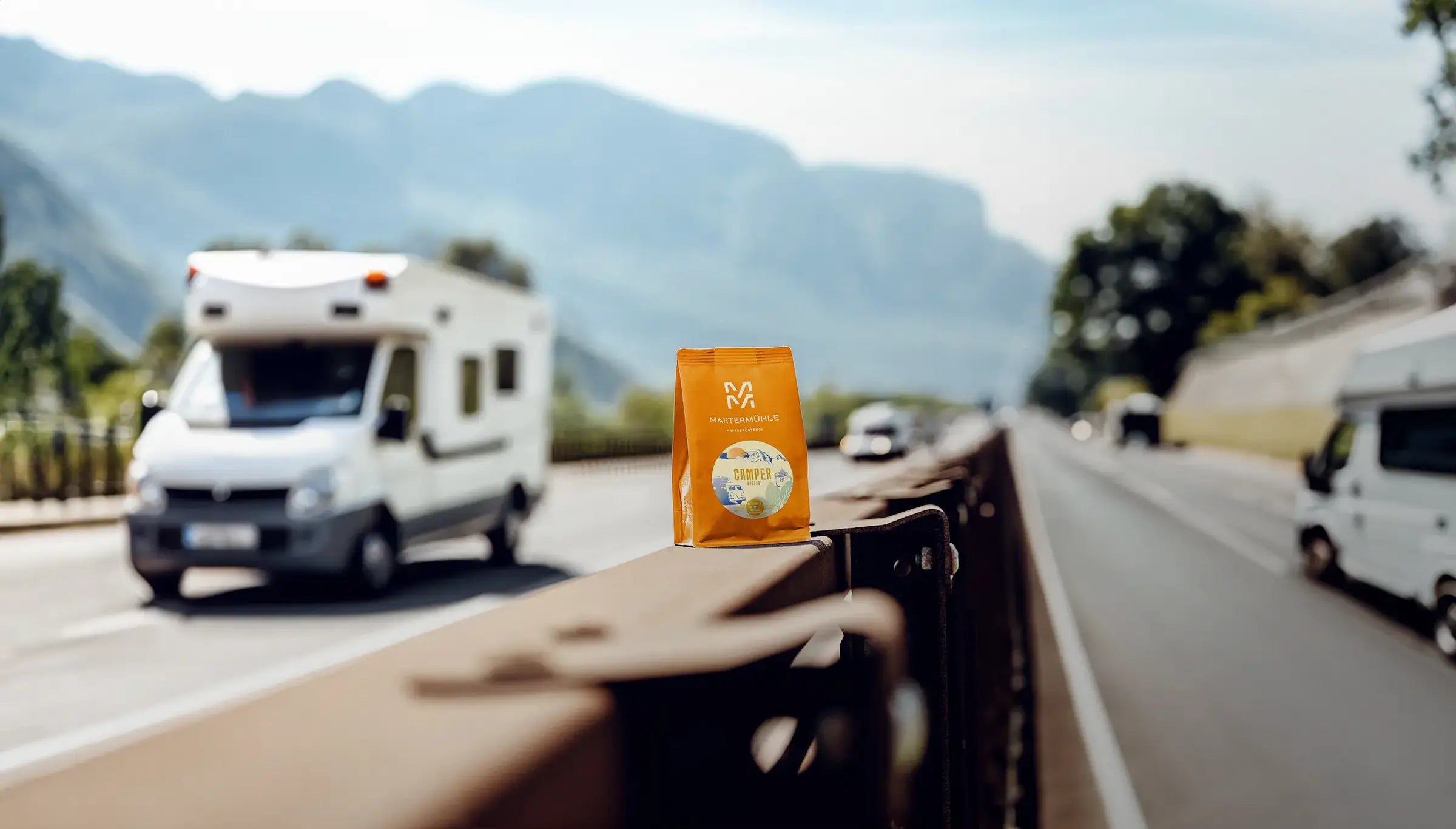 Eine Packung Camper Kaffee der Kaffeerösterei Martermühle auf der Leitplanke einer italienischen Autobahn.