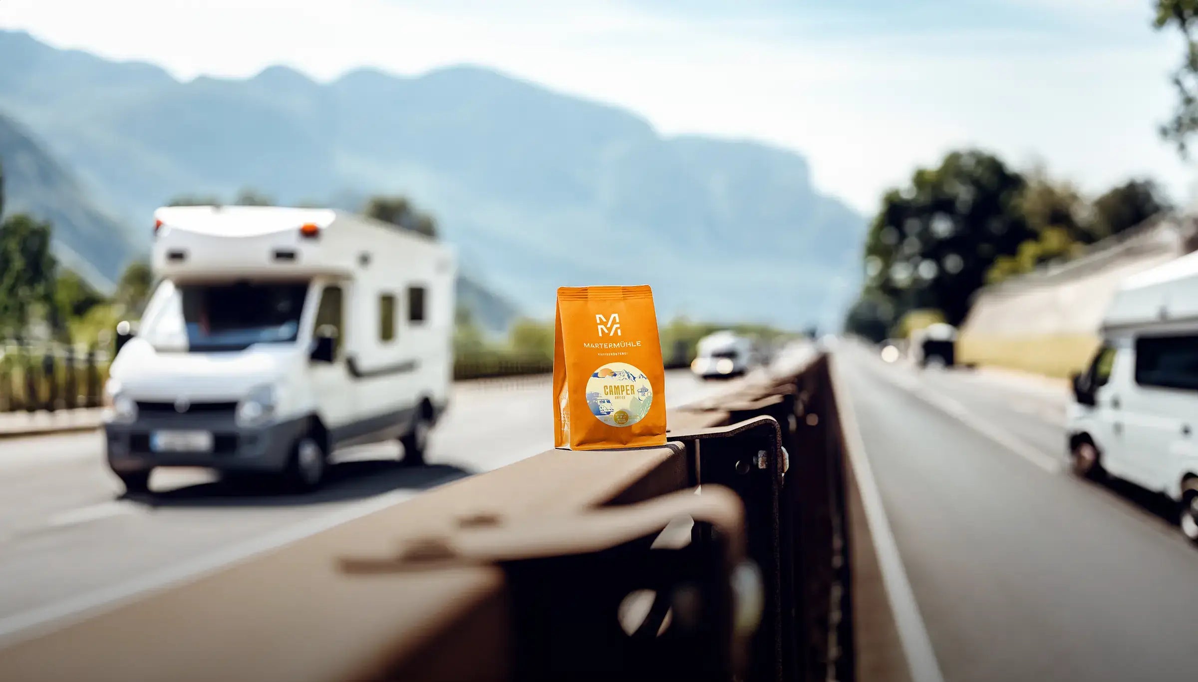 Eine Packung Camper Kaffee der Kaffeerösterei Martermühle auf der Leitplanke einer italienischen Autobahn.