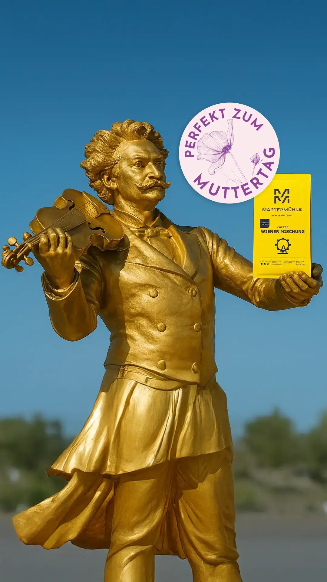Goldene Statue mit einer Packung Wiener Mischung in der Hand auf blauem Hintergrund.